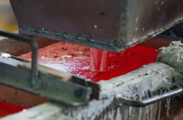 Molten metal pour